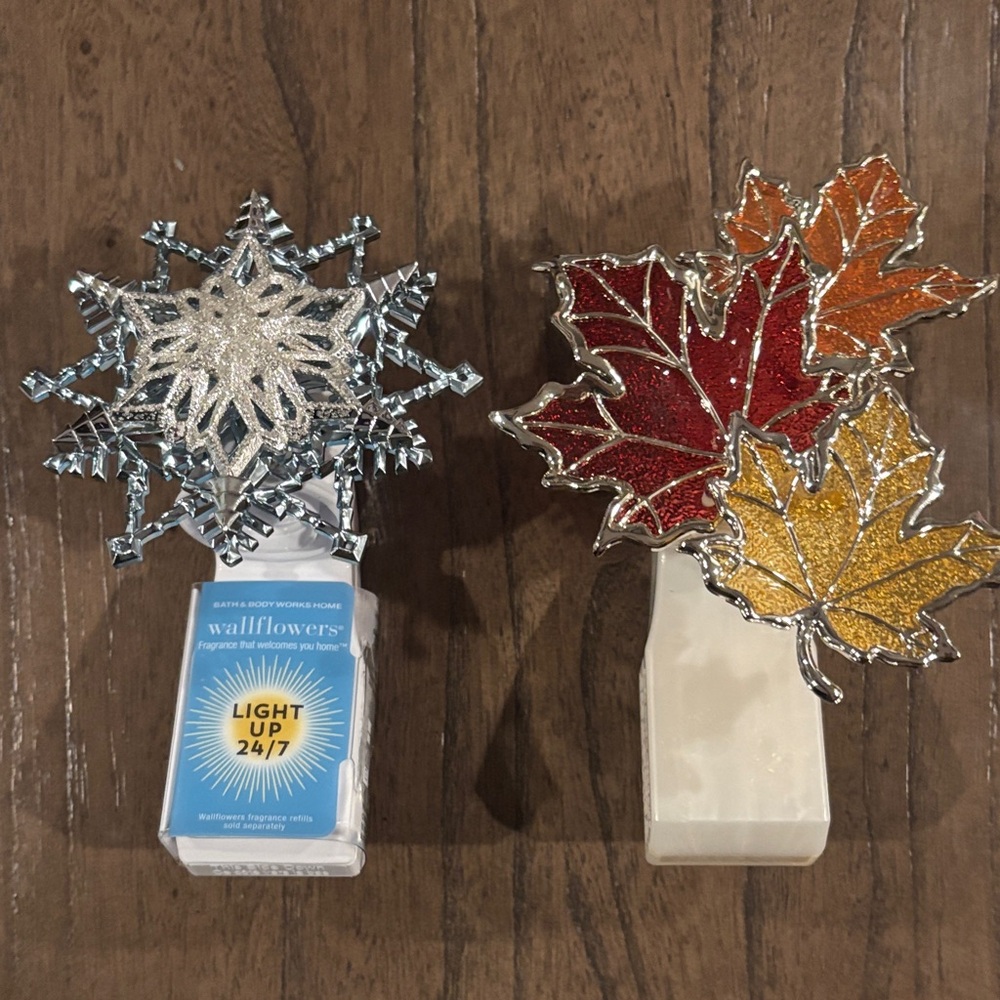 Wallflower Festive Red and Yellow Leaf with Silver Snowflake Plug-In Set